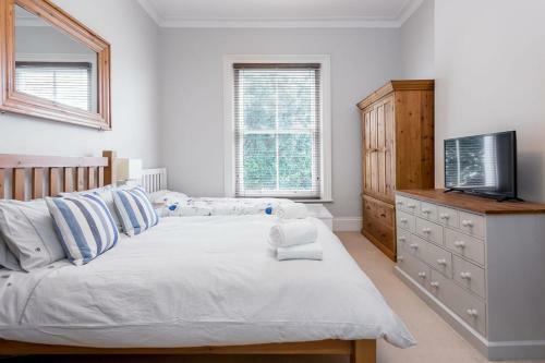 Spacious 2 Bedroom Apartment In Westbourne