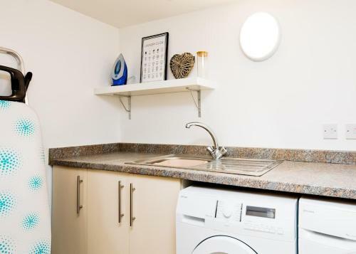 Stunning 3 Bed Townhouse: Westbourne With Parking