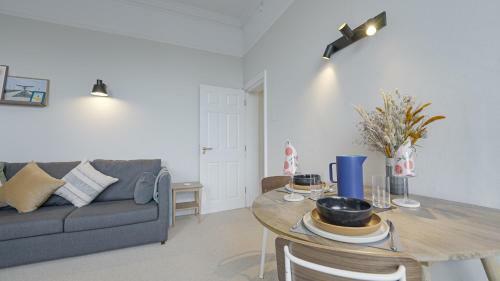 Burlington Mansions - Stunning Coastal Apartment