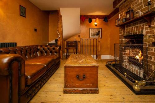 Fagin?s Den - Dickensian Themed Holiday Cottage