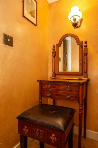 Fagin?s Den - Dickensian Themed Holiday Cottage