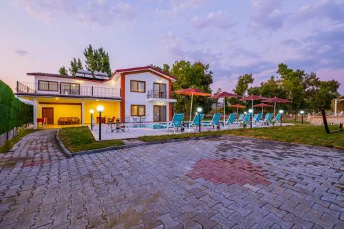 Ada Villa