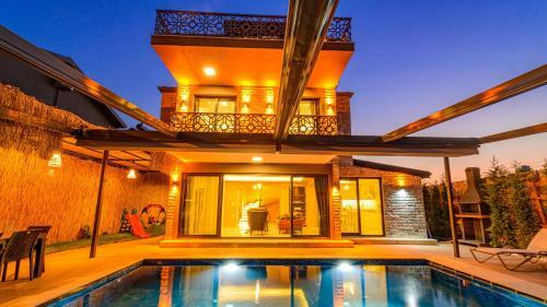 Villa S�?�t 3 - 4 Bedroom With Jacuzzi In Fethiye