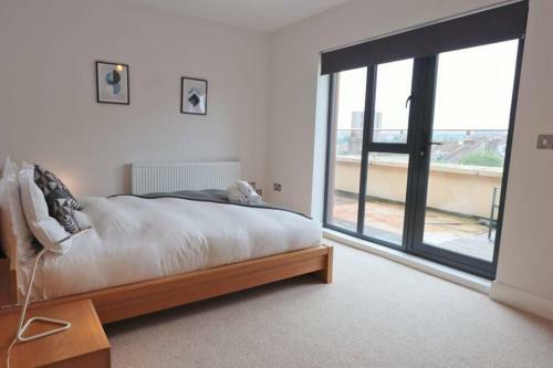 Contemporary 2 Bedroom Apartment With Parking