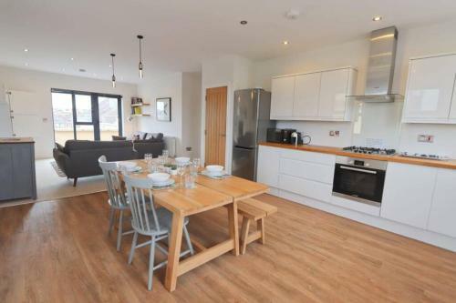 Contemporary 2 Bedroom Apartment With Parking