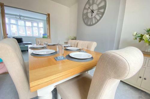 Modern Spacious Family Home With Parking