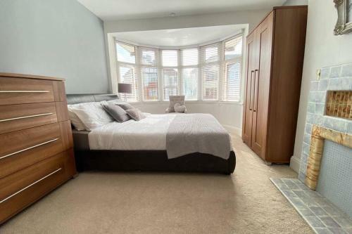 Modern Spacious Family Home With Parking
