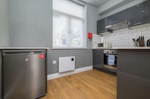 Light & Airy Sea View Apartment, Central Brighton