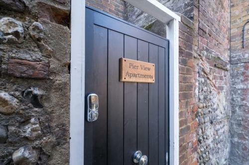 Light & Airy Sea View Apartment, Central Brighton