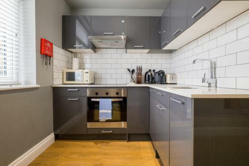 Light & Airy Sea View Apartment, Central Brighton