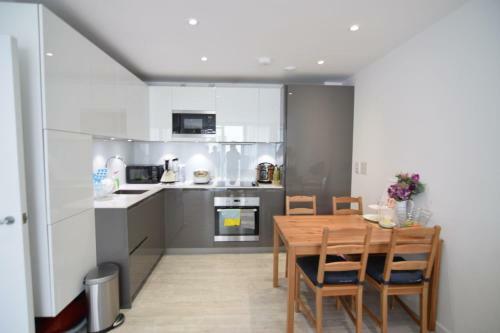 Apartamento Morden Two Bedroom Flat Next To Brighton Station Fnemb