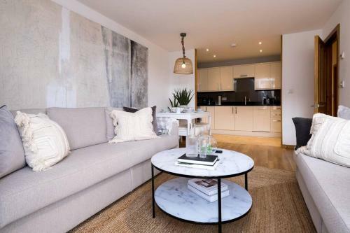 Beautifully Styled, Central Apartment Sleeping 10