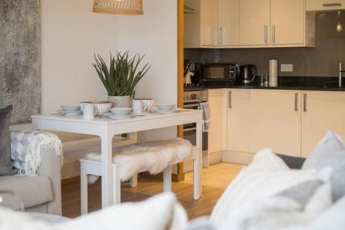 Beautifully Styled, Central Apartment Sleeping 10