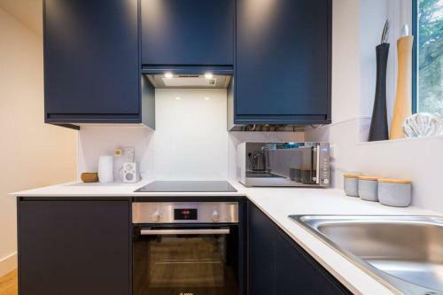 Spacious 2-bed Apartment With Outside Space