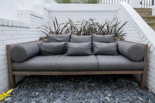 Spacious 2-bed Apartment With Outside Space