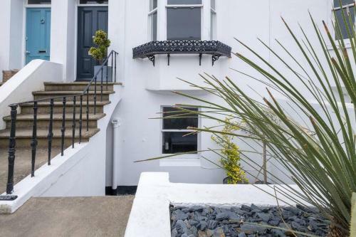 Spacious 2-bed Apartment With Outside Space
