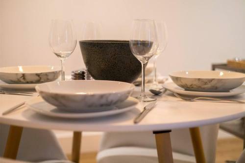 Spacious 2-bed Apartment With Outside Space