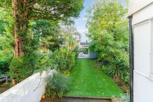 Elegant & Charming 2 Bed 2 Bath Flat With Garden