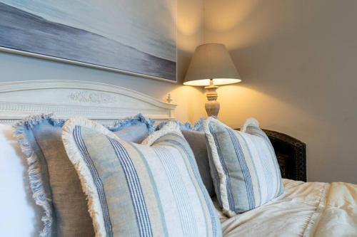Elegant & Charming 2 Bed 2 Bath Flat With Garden
