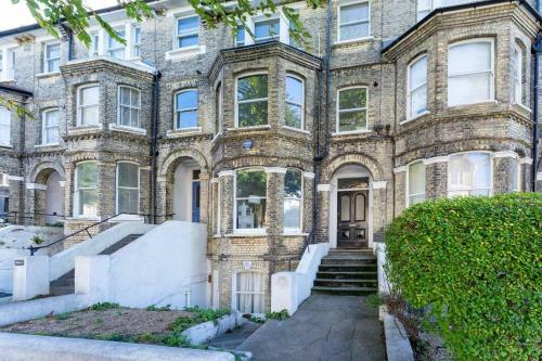 Elegant & Charming 2 Bed 2 Bath Flat With Garden