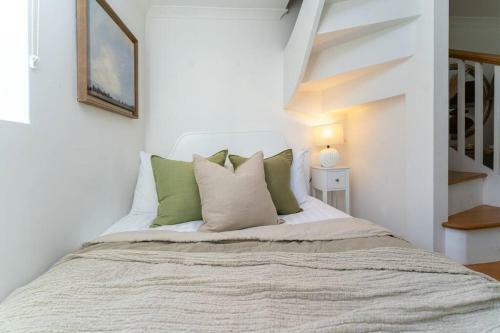 Elegant & Charming 2 Bed 2 Bath Flat With Garden