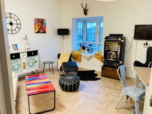 Funky Unique 2-bedroom Apartment With Parking