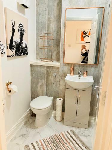 Funky Unique 2-bedroom Apartment With Parking