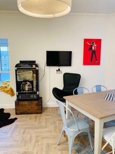 Funky Unique 2-bedroom Apartment With Parking