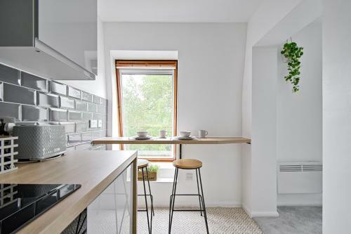 No. 8 - Top Floor Modern Apartment