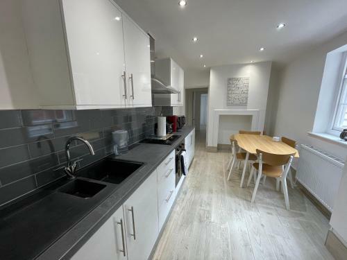 Centrally Located - Free Parking In Canterbury