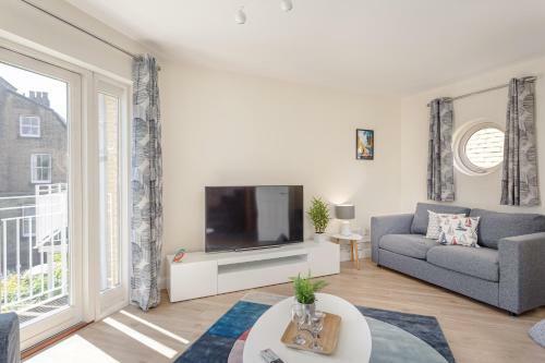 2 Bedroom City Centre Townhouse - With Parking