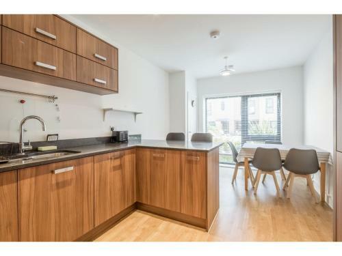 Pass The Keys Modern 2 Bed Property With Balcony And Garden