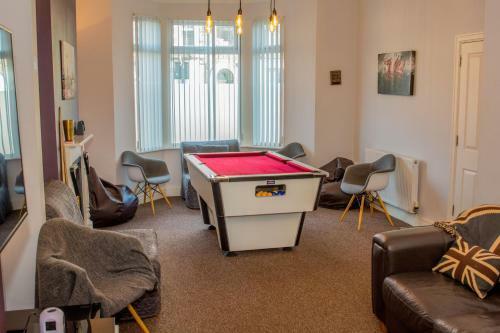 Riverside City Centre House With Hot Tub And Pool Table - Great For Groups!