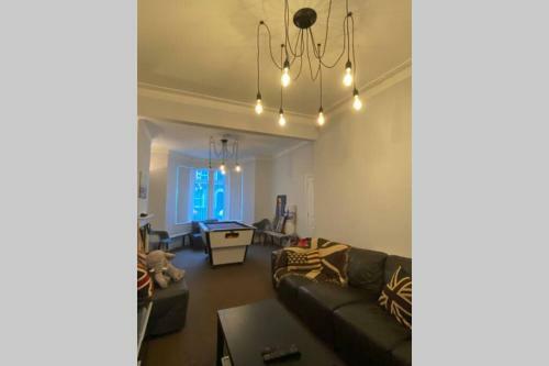 Riverside City Centre House With Hot Tub And Pool Table - Great For Groups!