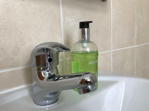 Room With Private Bath In Pontcanna