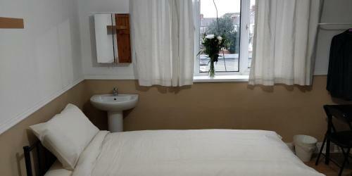 Hostal Extensive & Comfortable House, Central Cardiff