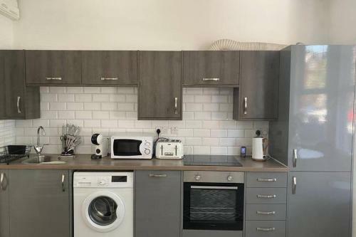 Modern Funky Cardiff Apartment With Free Parking
