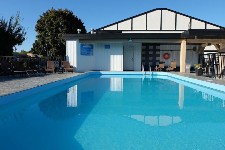 Oasis Inn (formerly Known As Chinook And Oasis Motel)