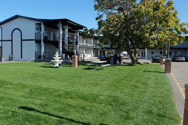 Oasis Inn (formerly Known As Chinook And Oasis Motel)