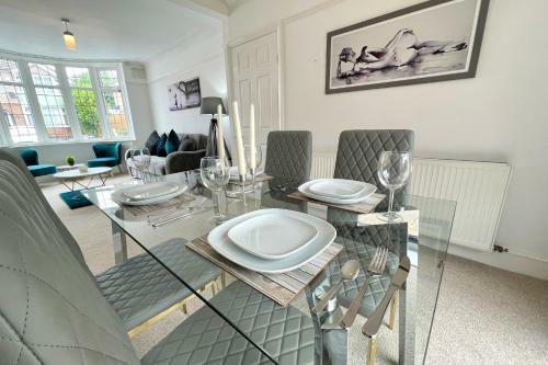 Seedfield House - Elegant Stylish Home