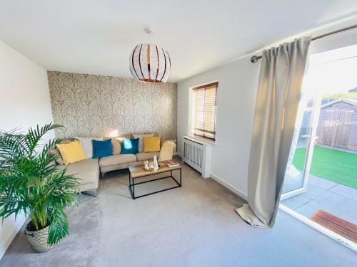 Modern 4-bed House With Picturesque Lakeside View