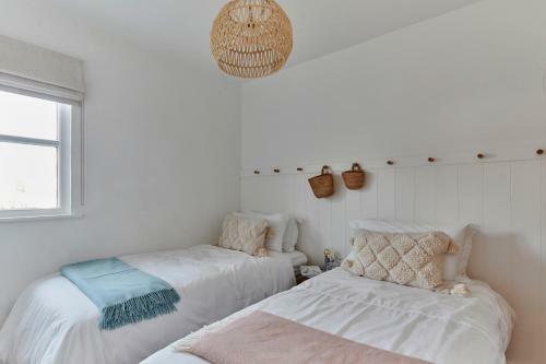 A Cool Coastal Retreat On Kingsdown Beach - The White House
