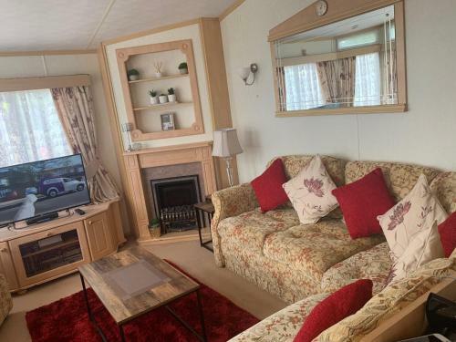 26 Riverview 8 Berth Caravan With Free Fishing