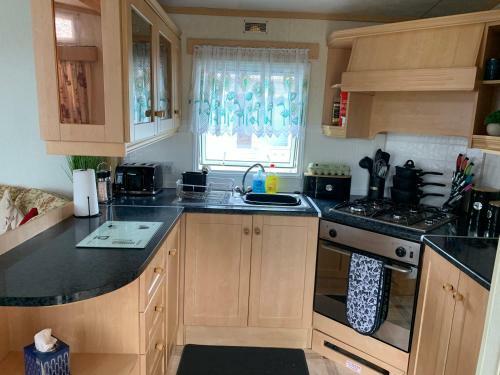 26 Riverview 8 Berth Caravan With Free Fishing