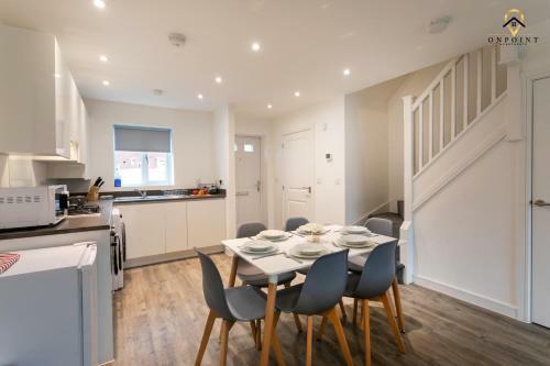 Modern, Spacious 3 Bed House With Parking & Wifi!