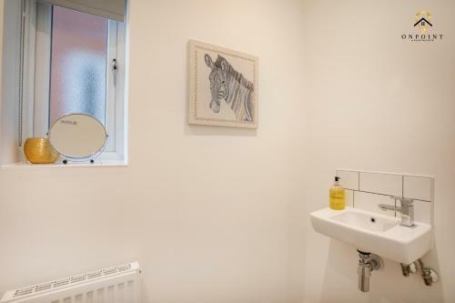 Modern, Spacious 3 Bed House With Parking & Wifi!