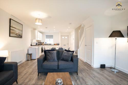 Modern, Spacious 3 Bed House With Parking & Wifi!