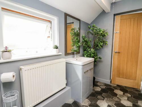 6 Upperfield Street