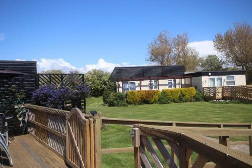 7a Medmerry Park 2 Bedroom Chalet - No Manual Workers Allowed
