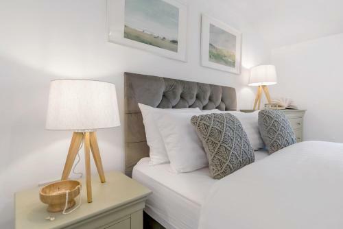 2-bedroom Holiday Home With Parking